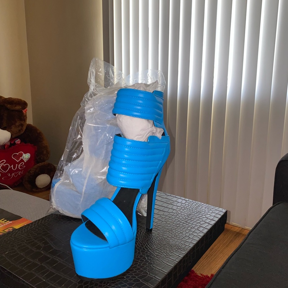 Heels - Picture 3 of 4